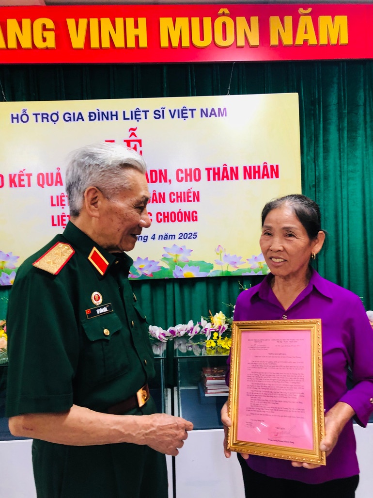 Trung tướng Lê Văn Hân trò chuyện cùng thân nhân các liệt sĩ.