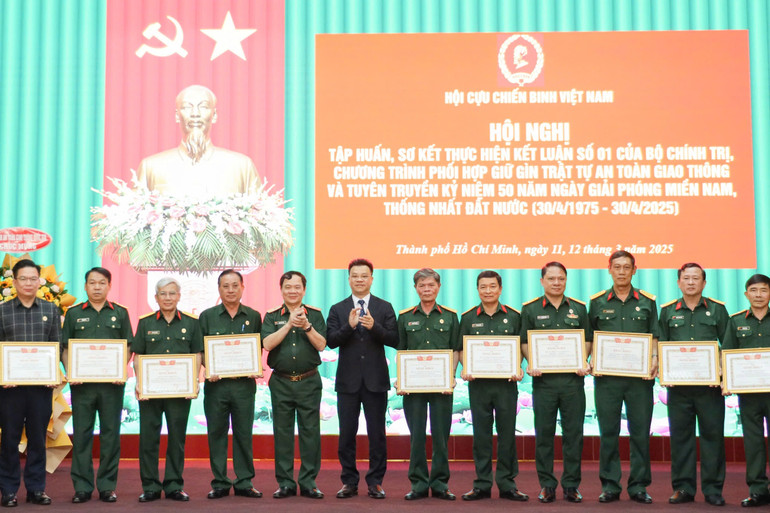 Hội Cựu chiến binh Việt Nam trao Bằng khen cho các tập thể và cá nhân có thành tích xuất sắc.