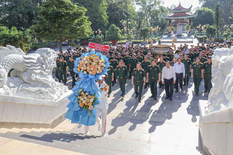 Đoàn cựu chiến binh làm lễ dâng hương, dâng hoa tại Đền tưởng niệm Liệt sĩ Bến Dược.