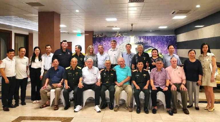 Hội Hỗ trợ gia đình liệt sĩ Việt Nam tổ chức gặp gỡ các cựu chiến binh Mỹ, tiếp nhận hồ sơ, thông tin mộ liệt sĩ.