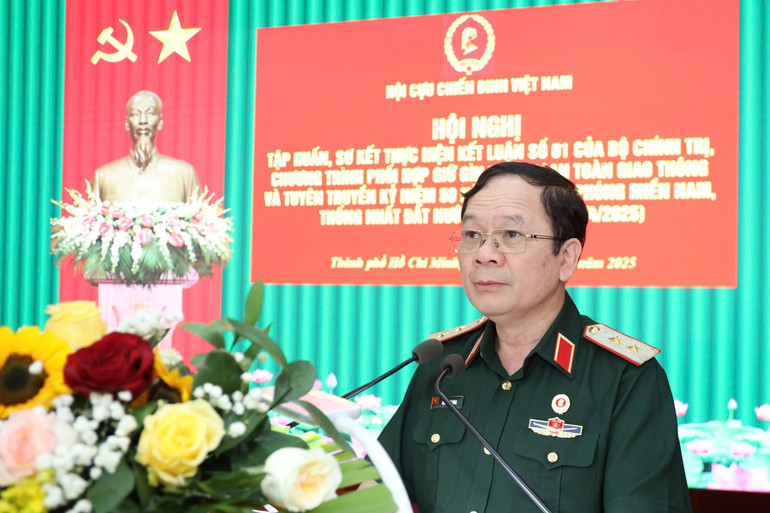 Trung tướng Khuất Việt Dũng, Phó Chủ tịch Hội Cựu chiến binh Việt Nam chủ trì hội nghị.