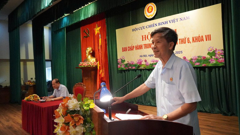 Đại biểu Bùi Văn Tuất, Chủ tịch Hội Cựu chiến binh tỉnh Nam Định, phát biểu.