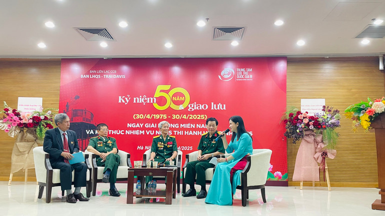 Các cựu chiến binh Ban liên hợp Quân sự - Trại Davis giao lưu với khán giả. Các cựu chiến binh Ban liên hợp Quân sự - Trại Davis giao lưu với khán giả.