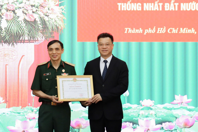 Đại diện Bộ Giao thông vận tải trao tặng Bằng khen cho Hội Cựu chiến binh Việt Nam.