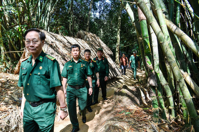 Các cựu chiến binh thăm Địa đạo Củ Chi (Thành phố Hồ Chí Minh).