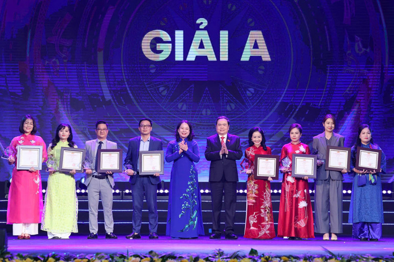 Chủ tịch Quốc hội Trần Thanh Mẫn và Phó Chủ tịch nước Võ Thị Ánh Xuân trao giải A Giải Diên Hồng năm 2025 cho các tác giả, nhóm tác giả. (Ảnh: DUY LINH)