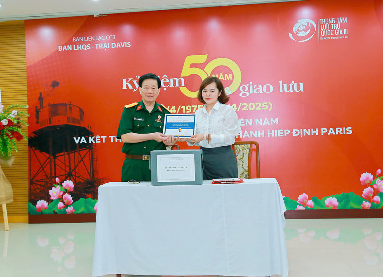 Đại diện Ban liên lạc và Trung tâm Lưu trữ quốc gia III ký biên bản bàn giao ảnh tư liệu và kỷ vật.