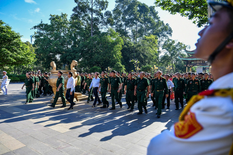 Đoàn cựu chiến binh tiêu biểu đến báo công tại Đền tưởng niệm Liệt sĩ Bến Dược (Thành phố Hồ Chí Minh).