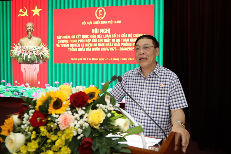 Báo cáo viên, đại tá Vũ Minh Thực trình bày chuyên đề.