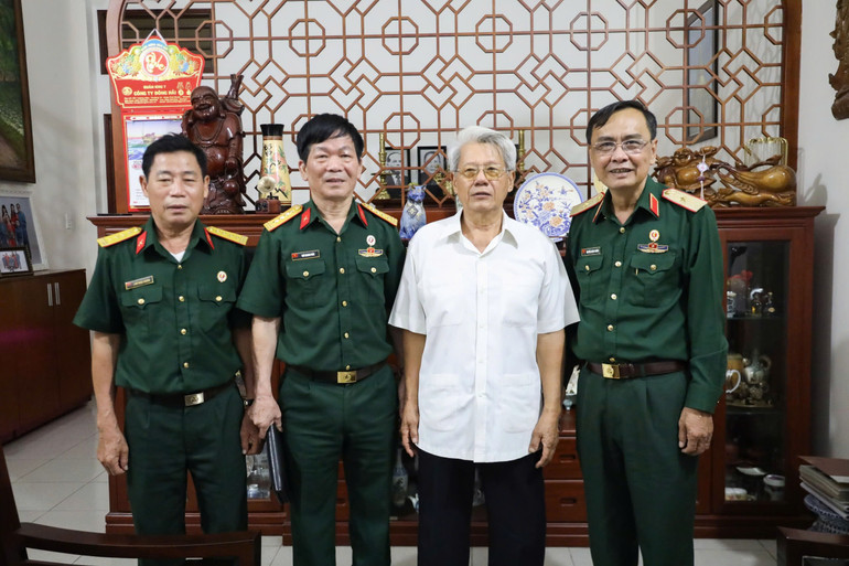 Đại diện Hội Cựu chiến binh Việt Nam thăm các tướng lĩnh, nguyên lãnh đạo Hội.