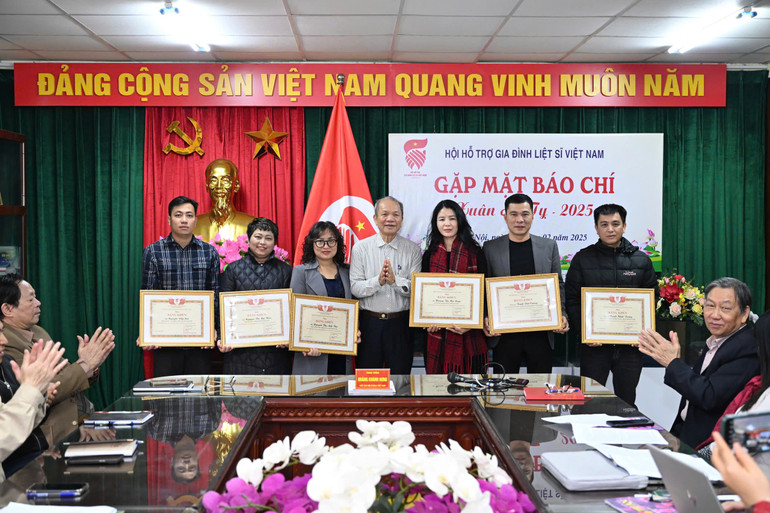 Hội Hỗ trợ gia đình liệt sĩ Việt Nam trao tặng Bằng khen cho cán bộ, phóng viên các cơ quan báo chí.