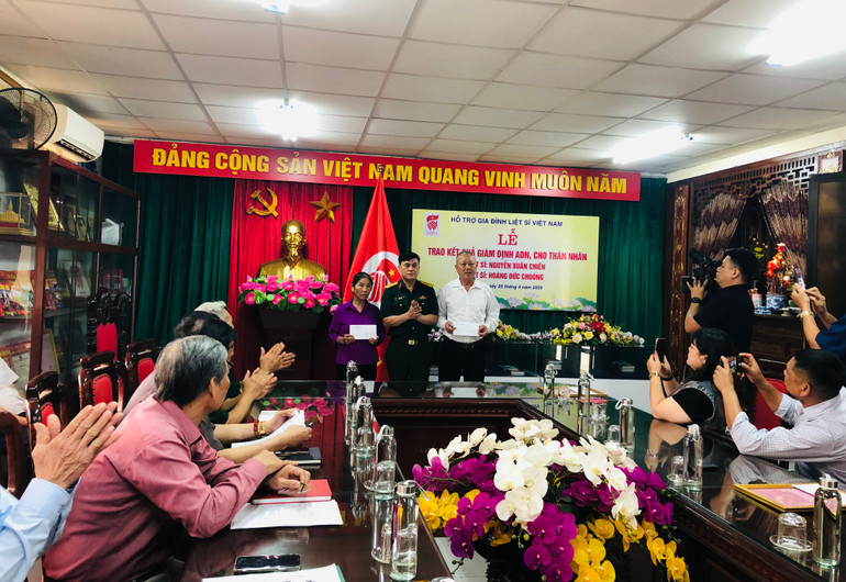 Đại diện Bộ Tư lệnh Công binh trao quà cho thân nhân liệt sĩ.