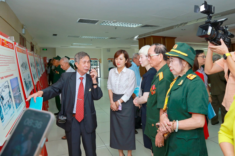 Triển lãm ảnh tư liệu về thi hành Hiệp định Paris.