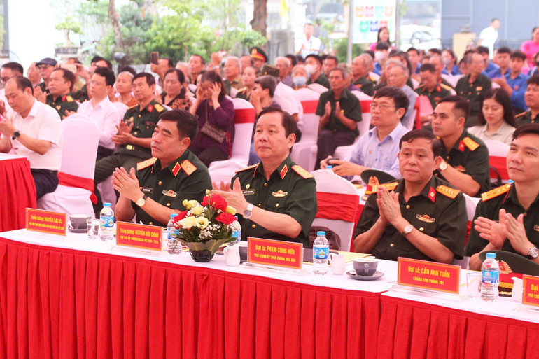 Các đại biểu tham dự khai mạc triển lãm “Da cam - Lương tri và Công lý”. Các đại biểu tham dự khai mạc triển lãm “Da cam - Lương tri và Công lý”.