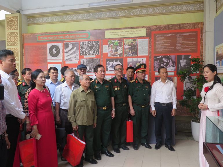 Các đại biểu và người dân tham quan triển lãm. Các đại biểu và người dân tham quan triển lãm.