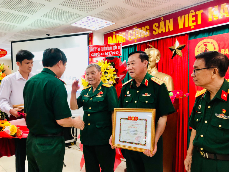 Đại diện Ban liên lạc trao Bằng khen cho các tập thể, cá nhân có nhiều đóng góp Đại diện Ban liên lạc trao Bằng khen cho các tập thể, cá nhân có nhiều đóng góp
