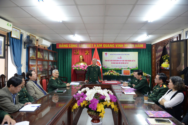 Trung tướng Hoàng Khánh Hưng, Chủ tịch Hội Hỗ trợ gia đình liệt sĩ chủ trì buổi lễ.