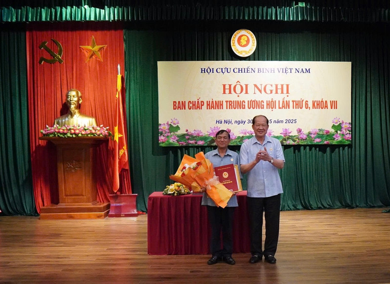 Chủ tịch Hội Cựu chiến binh Việt Nam Bế Xuân Trường (phải) trao tặng Bằng khen cho cá nhân có nhiều đóng góp trong công tác Hội