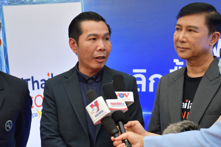 Chủ tịch Depa Nuttapon Nimmanphatcharin trả lời phỏng vấn báo chí. (Ảnh: NAM ĐÔNG)