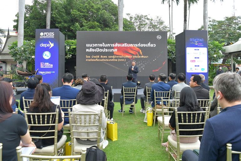 Phó Cục trưởng phụ trách Số hóa, Nghiên cứu và Phát triển của TAT Nithee Seeprae phát biểu tại buổi lễ. (Ảnh: NAM ĐÔNG)