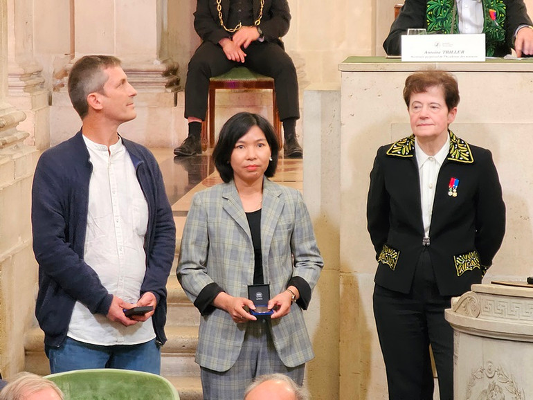 Nhà khoa học Hoàng Thị Giang (cán bộ Viện Di truyền Nông nghiệp Việt Nam) cùng cộng sự là Giáo sư Stéphane Jouannic (bên trái) - Viện Nghiên cứu Phát triển thuộc trường Đại học Montpellier. (Ảnh: MINH DUY)