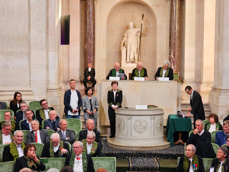 Giáo sư Alain Fischer đánh giá cao sự tham gia tích cực của các nhà khoa học nữ trong các công trình nghiên cứu. (Ảnh: MINH DUY)