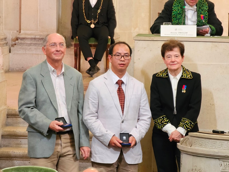 Nhà khoa học Trần Quang Hóa (giảng viên Trường Đại học Sư phạm - Đại học Huế) cùng cộng sự là Giáo sư Marc Chardin (bên trái), chuyên gia Viện Toán học Jussieu Paris Rive Gauche (Trung tâm Nghiên cứu khoa học quốc gia Pháp) - giảng viên Đại học Sorbonne (Pháp). (Ảnh: MINH DUY)