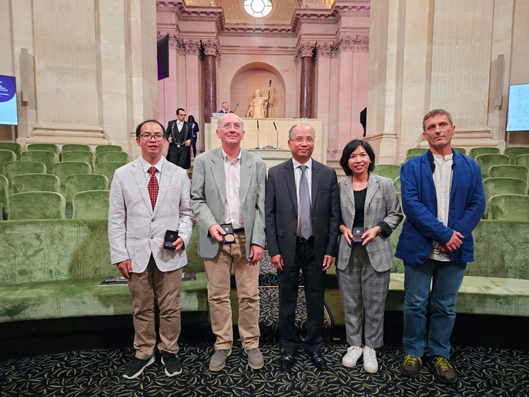 Tham dự lễ trao giải có Đại sứ Việt Nam tại Pháp Đinh Toàn Thắng. (Ảnh: KHẢI HOÀN)