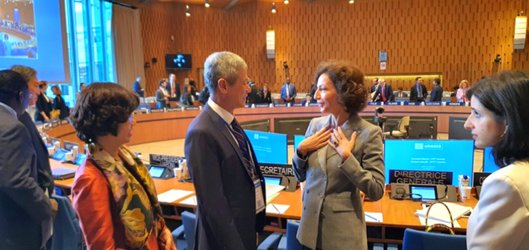Trợ lý Bộ trưởng Nguyễn Minh Vũ trao đổi với Tổng Giám đốc UNESCO Audrey Azoulay trước phiên khai mạc Kỳ họp.