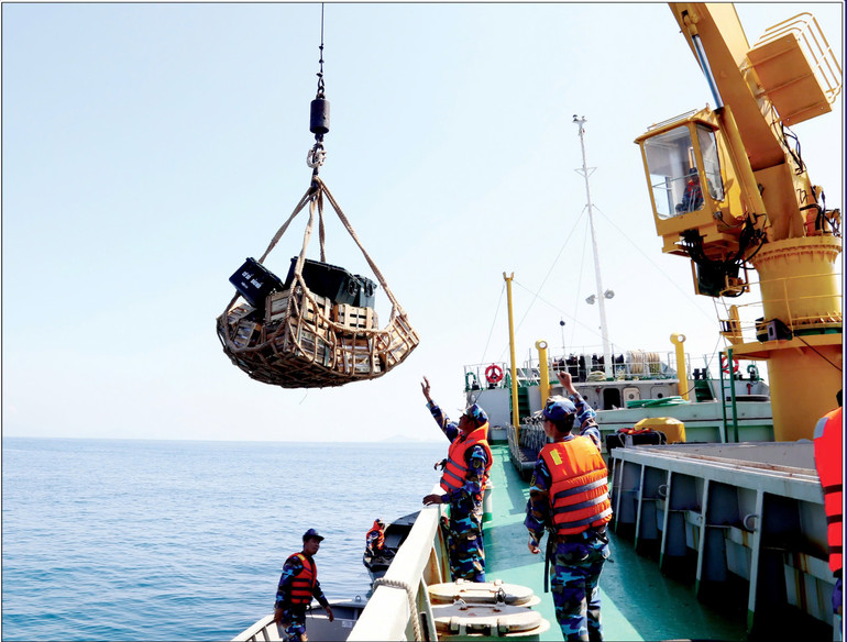 Tàu của Lữ đoàn 955 vận tải hàng hóa, vật tư bảo đảm hậu cần cho các lực lượng làm nhiệm vụ trên biển. Tàu của Lữ đoàn 955 vận tải hàng hóa, vật tư bảo đảm hậu cần cho các lực lượng làm nhiệm vụ trên biển.