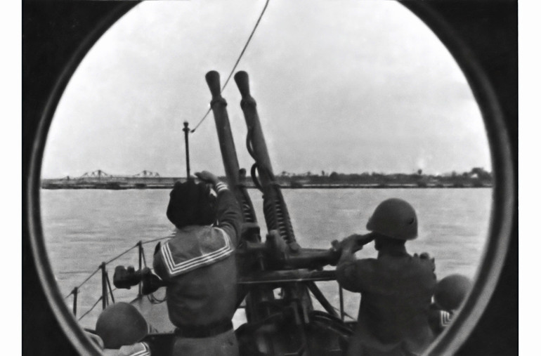 Tàu tuần tiễu của Tiểu đoàn 100, Trung đoàn 171 bảo vệ cầu Long Biên, tháng 5/1967. (Ảnh tư liệu) Tàu tuần tiễu của Tiểu đoàn 100, Trung đoàn 171 bảo vệ cầu Long Biên, tháng 5/1967. (Ảnh tư liệu)