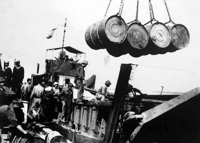 Chuyển hàng xuống tàu chi viện cho chiến trường miền nam. (Ảnh tư liệu) Chuyển hàng xuống tàu chi viện cho chiến trường miền nam. (Ảnh tư liệu)