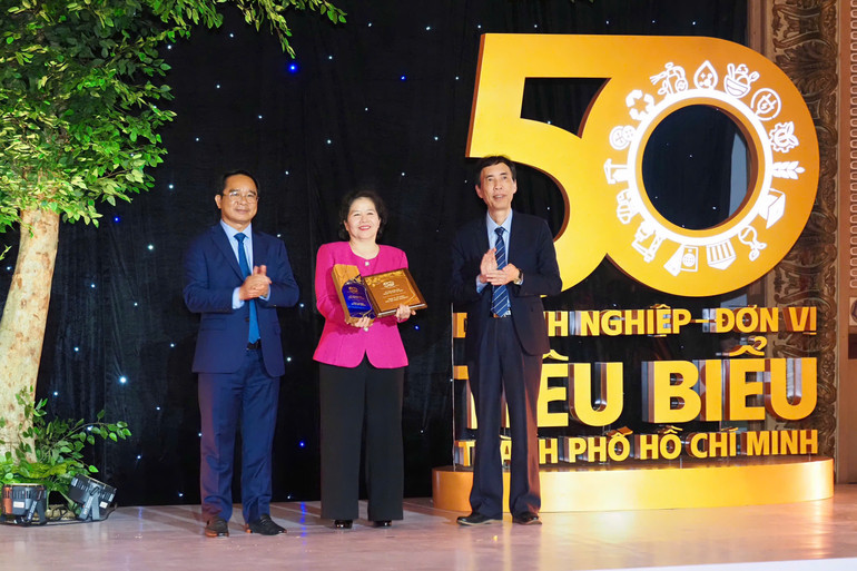 Bà Mai Kiều Liên đại diện Vinamilk đón nhận cúp vinh danh Top 50 doanh nghiệp, đơn vị tiêu biểu của TP Hồ Chí Minh từ lãnh đạo Thành phố. Bà Mai Kiều Liên đại diện Vinamilk đón nhận cúp vinh danh Top 50 doanh nghiệp, đơn vị tiêu biểu của TP Hồ Chí Minh từ lãnh đạo Thành phố.