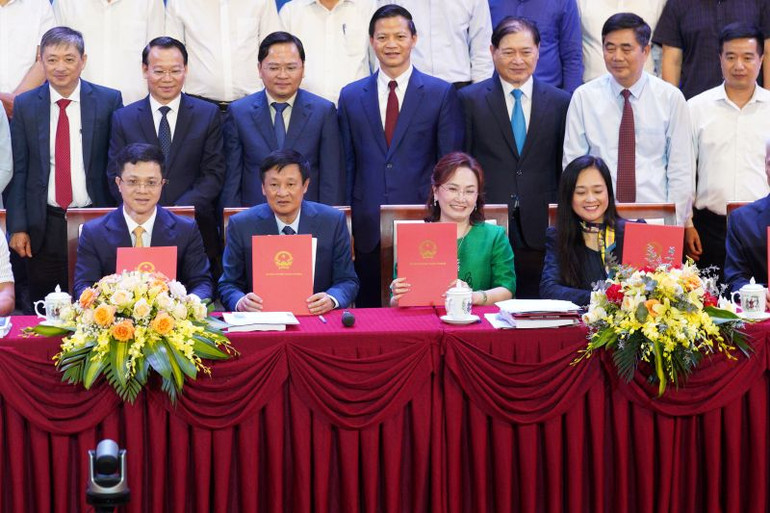 Bà Đặng Huỳnh Ức My - Chủ tịch AgriS trong phiên ký kết biên bản ghi nhớ (MOU) phối hợp với Bộ Nông nghiệp và Môi trường về triển khai Nghị quyết 57-NQ/TW về chuyển đổi số trong nông nghiệp.