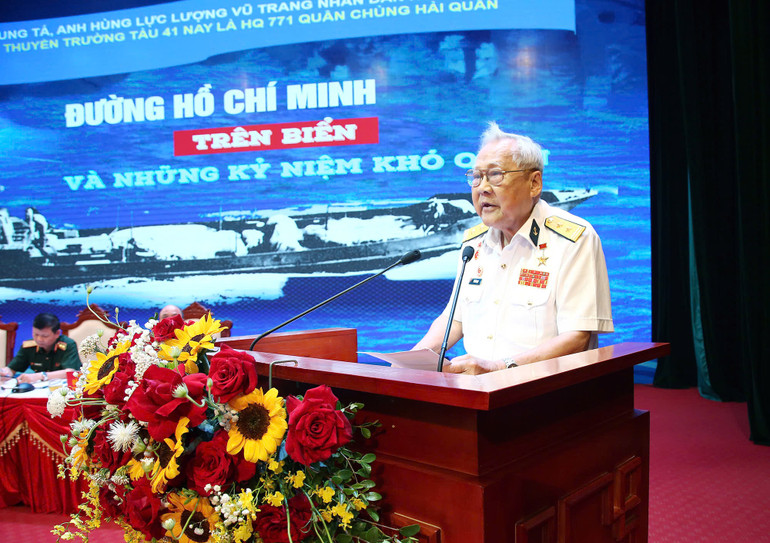 Anh hùng Lực lượng vũ trang nhân dân Hồ Đắc Thạnh, nguyên Thuyền trưởng tàu không số trình bày tham luận. Anh hùng Lực lượng vũ trang nhân dân Hồ Đắc Thạnh, nguyên Thuyền trưởng tàu không số trình bày tham luận.