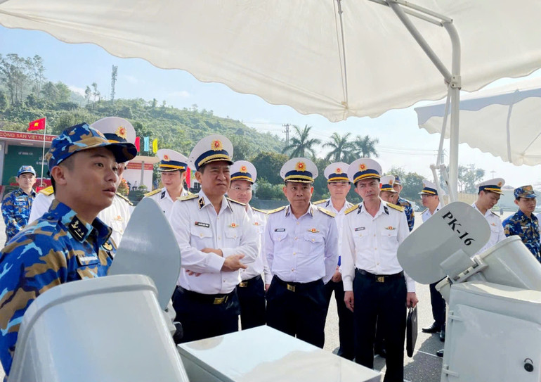 Thủ trưởng Bộ Tư lệnh Hải quân tham quan tàu của Lữ đoàn 172 trong Lễ ra quân huấn luyện năm 2025. Thủ trưởng Bộ Tư lệnh Hải quân tham quan tàu của Lữ đoàn 172 trong Lễ ra quân huấn luyện năm 2025.