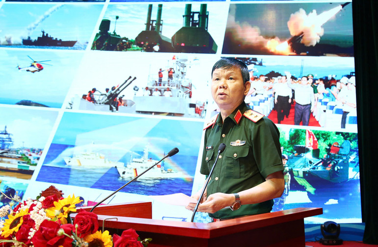 Trung tướng, Phó giáo sư, Tiến sĩ Vũ Cương Quyết, Viện trưởng Viện Chiến lược và Lịch sử quốc phòng Việt Nam báo cáo tổng thuật tham luận tại hội thảo. Trung tướng, Phó giáo sư, Tiến sĩ Vũ Cương Quyết, Viện trưởng Viện Chiến lược và Lịch sử quốc phòng Việt Nam báo cáo tổng thuật tham luận tại hội thảo.