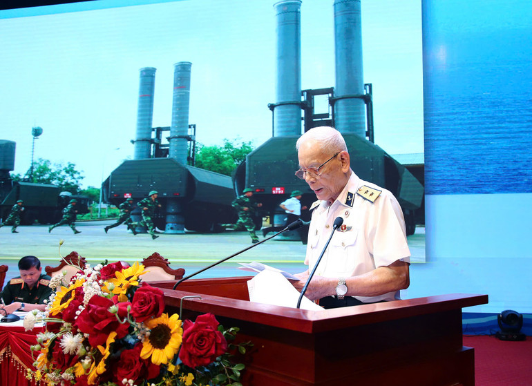 Phó Đô đốc, Anh hùng Lực lượng vũ trang nhân dân Mai Xuân Vĩnh, nguyên Tư lệnh Hải quân trình bày tham luận. Phó Đô đốc, Anh hùng Lực lượng vũ trang nhân dân Mai Xuân Vĩnh, nguyên Tư lệnh Hải quân trình bày tham luận.