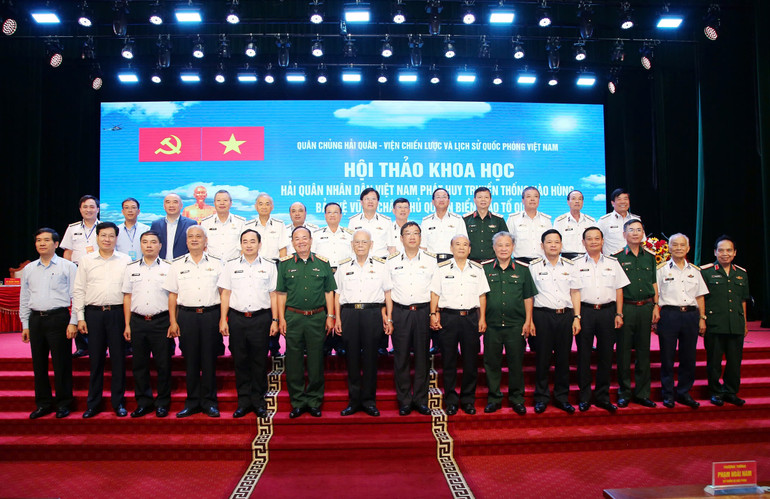 Các đại biểu chụp ảnh lưu niệm. Các đại biểu chụp ảnh lưu niệm.