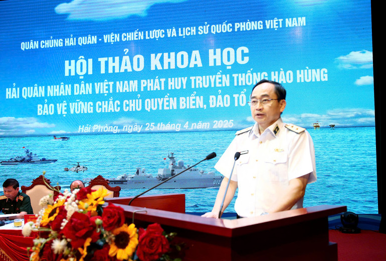 Phó Đô đốc Trần Thanh Nghiêm trình bày báo cáo đề dẫn hội thảo. Phó Đô đốc Trần Thanh Nghiêm trình bày báo cáo đề dẫn hội thảo.