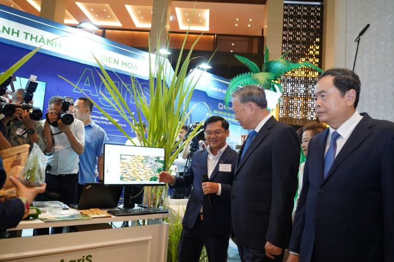 AgriS vinh dự được đón tiếp Tổng Bí thư Tô Lâm, Thủ tướng Phạm Minh Chính, Chủ tịch Quốc hội Trần Thanh Mẫn và đoàn đại biểu tham quan gian hàng.