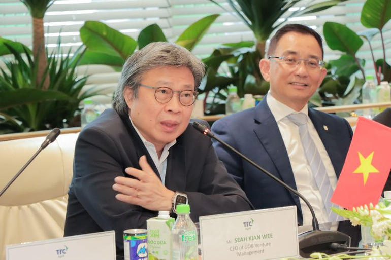 Đại diện UOBVM - Ông Seah Kian Wee, CEO chia sẻ sự tin tưởng của UOBVM vào tiềm năng tăng trưởng của BHC và AgriS, và cam kết đồng hành phát triển sản phẩm xanh, kết nối thị trường ASEAN, hướng đến chiến lược phát triển bền vững và IPO.