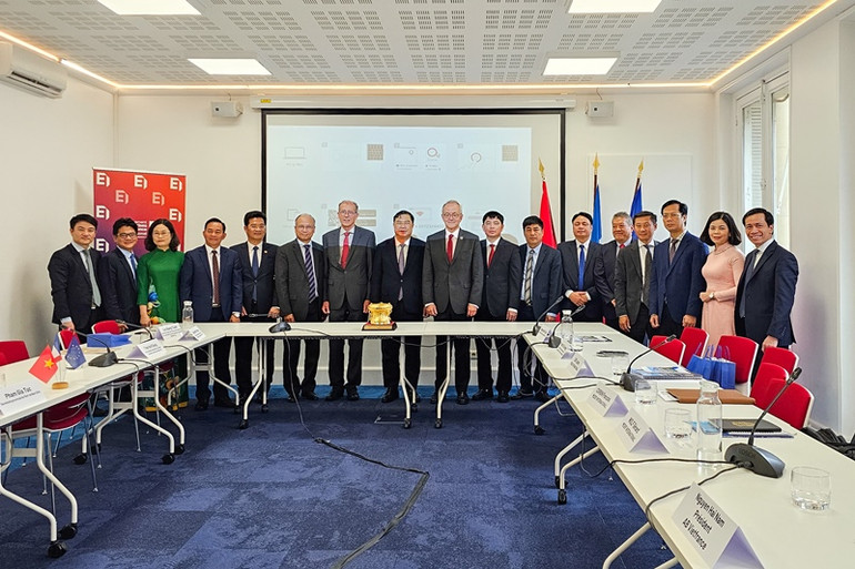 Đại sứ Đinh Toàn Thắng cũng đề nghị MEDEF International dành thời gian tới thăm, trao đổi và làm việc cùng tỉnh Nam Định trong kế hoạch chuyến thăm Việt Nam trong năm tới. (Ảnh: MINH DUY)