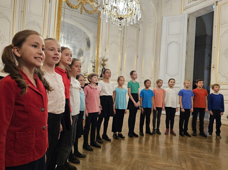 Dàn hợp ca thiếu nhi biểu diễn tiết mục đồng ca "Lý cây đa".