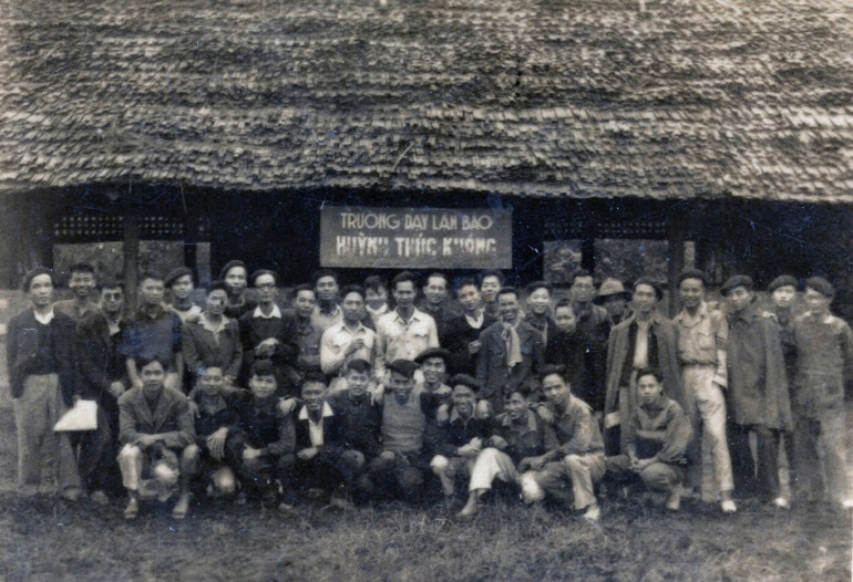 Lễ khai giảng Trường Dạy làm báo Huỳnh Thúc Kháng năm 1949. Nguồn: Bảo tàng Báo chí Việt Nam