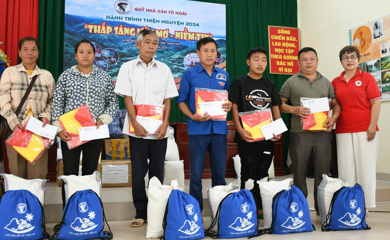 Những việc làm nhân ái giúp người nghèo bớt khó khăn. Ảnh VĂN HỌC