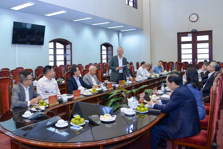 TS Nguyễn Đức Kiên - Chủ tịch Hội đồng Khoa học IDS điều phối phần thảo luận. (Ảnh: THẾ ĐẠI) TS Nguyễn Đức Kiên - Chủ tịch Hội đồng Khoa học IDS điều phối phần thảo luận. (Ảnh: THẾ ĐẠI)