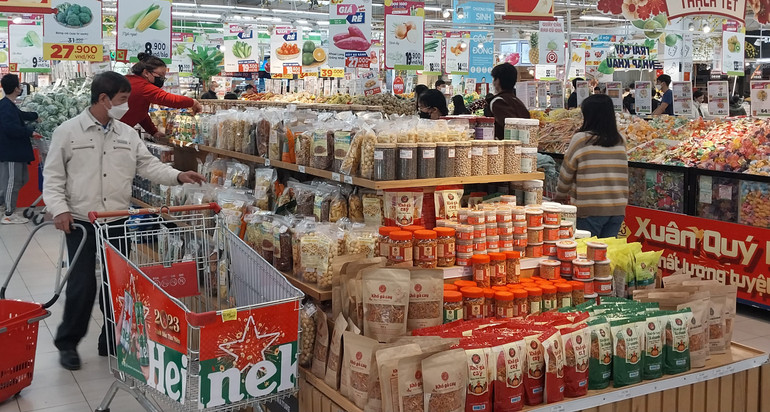 Trong và sau Tết Nguyên đán Giáp Thìn, nguồn cung hàng hóa dồi dào, phong phú, không có hiện tượng khan hiếm hàng. Ảnh: NGUYỄN HÙNG