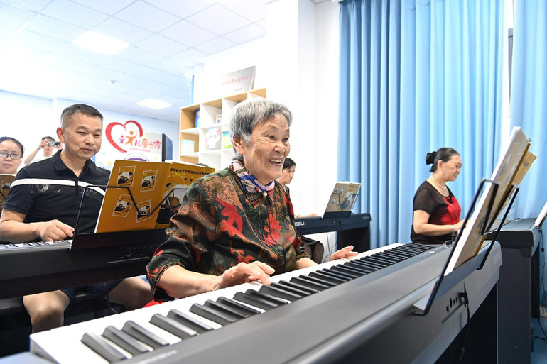 Ngày càng nhiều người già ở Trung Quốc tham gia những khóa học mà lúc trẻ họ không có điều kiện tham gia.