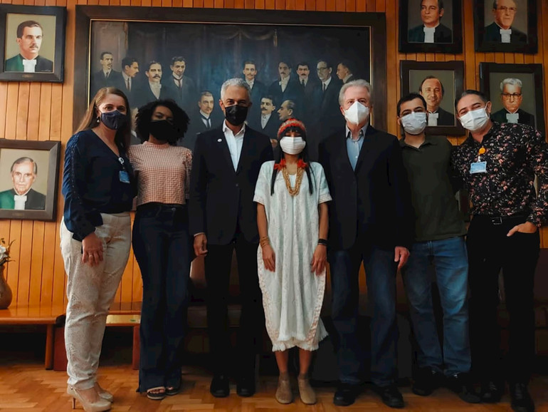 Adana (đứng giữa) và Giáo sư Humberto José Alves (thứ ba từ trái sang), khi nhận Bằng tốt nghiệp Y khoa tại Đại học Liên bang Minas Gerais. Adana (đứng giữa) và Giáo sư Humberto José Alves (thứ ba từ trái sang), khi nhận Bằng tốt nghiệp Y khoa tại Đại học Liên bang Minas Gerais.